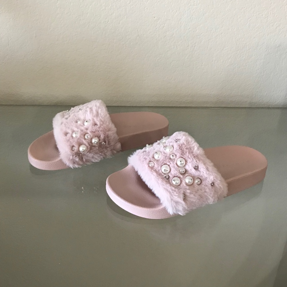 "LIKE NEW" STEVE MADDEN FAUX FUR & PEARL SLIDE